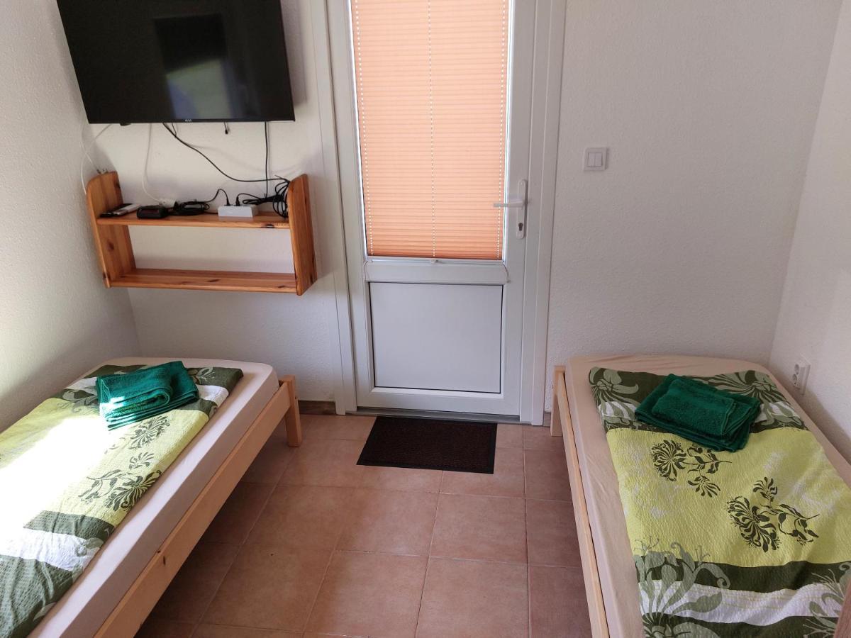 Ferienwohnung Szarszo Apartman Es Kempinghaz Balatonszarszo Exterior foto